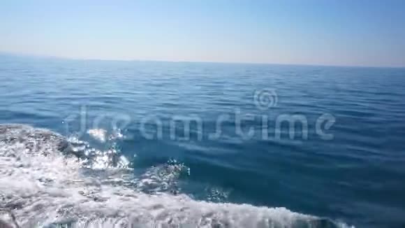 在海上航行的船尾部的波浪4公里视频的预览图