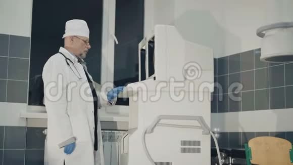 在医学实验室工作的医生用自动机器视频的预览图