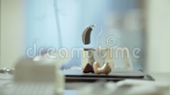 陈列柜里的助听器样品视频的预览图