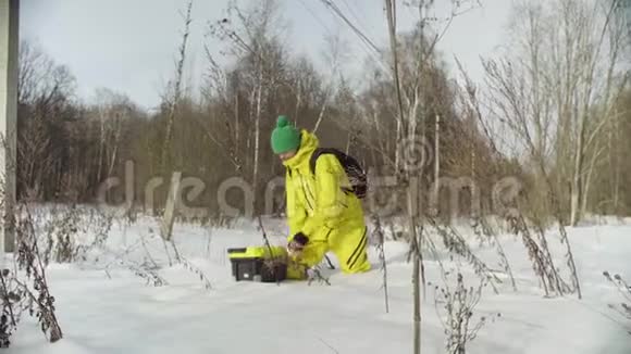 冬天森林里的生态学家在雪地里视频的预览图
