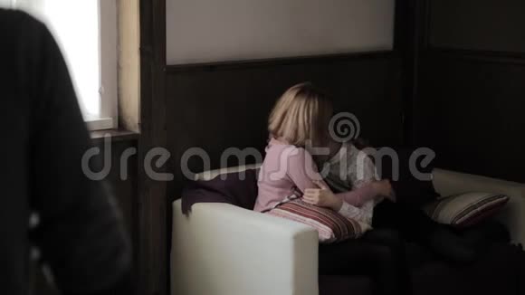 伤心的小女孩害怕醉酒的父亲父母母亲保护孩子母亲和女儿视频的预览图