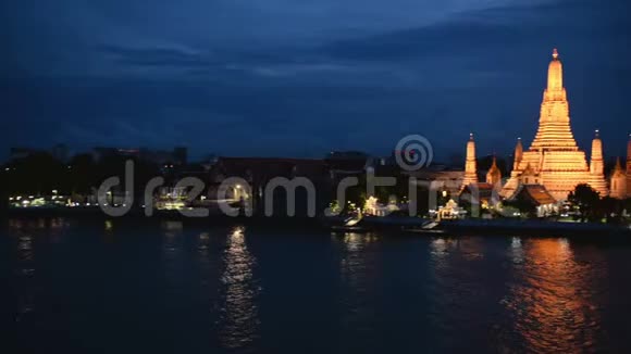 曼谷朝佛拉雅河对岸的沃特阿伦夜景视频的预览图