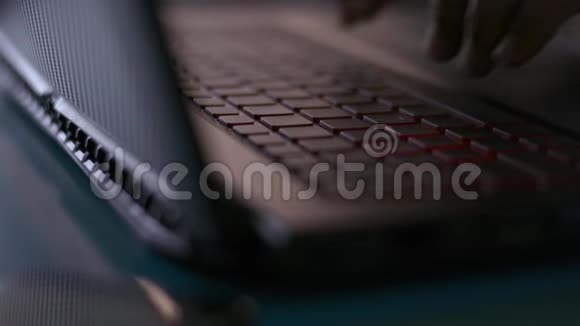 商人的手在办公桌上敲手提电脑键盘视频的预览图