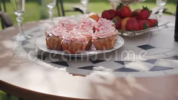 特写镜头粉红色的甜圆蛋糕桌子上有草莓葡萄和橘子快乐的婚礼理念缔约方视频的预览图