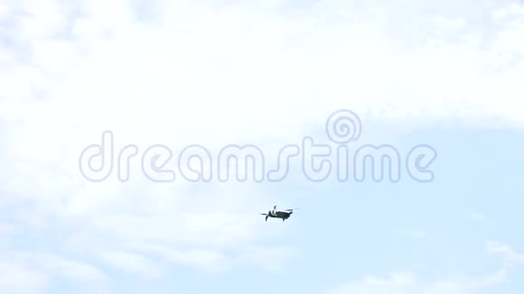 定制的六翼飞行器在天空中飞行视频的预览图