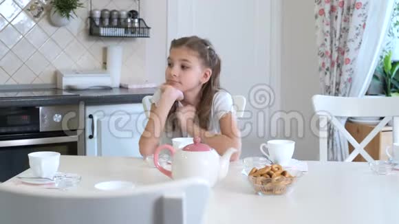 女孩摆好桌子准备喝茶视频的预览图