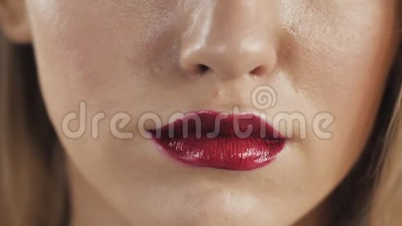 嘴唇美女红唇化妆细节美丽的化妆特写性感的张开嘴口红或唇膏性感视频的预览图