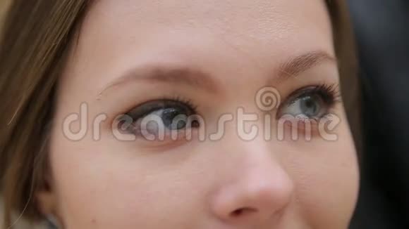 特写漂亮女人的眼睛视频的预览图