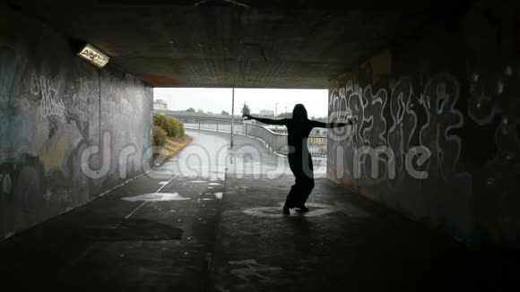 隧道尽头的街道舞者剪影视频的预览图