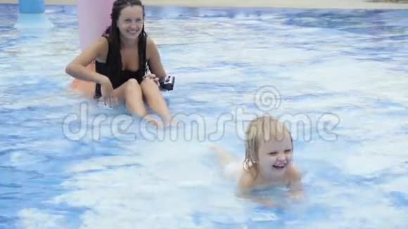 孩子在游泳池里爬妈妈泼水视频的预览图