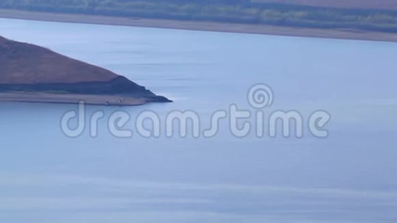 黎明时分雾蒙蒙的早晨宽阔的河畔和岛屿视频的预览图