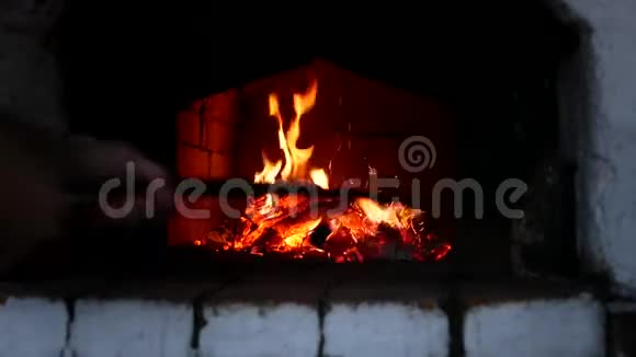 在俄罗斯炉子里搅拌燃烧木材视频的预览图