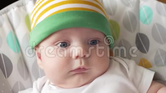 看到一个新生婴儿的眼睛宏观婴儿看近镜头视频的预览图
