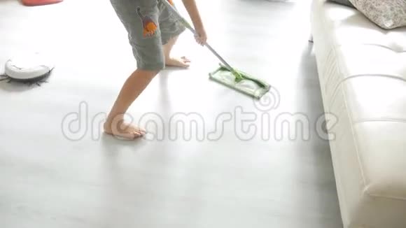 亚洲男孩清洁屋视频的预览图