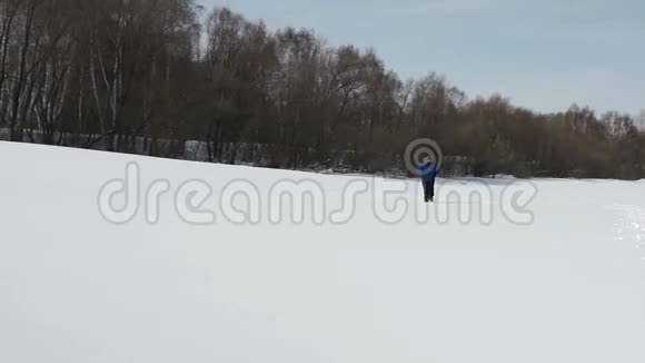 那个人在雪地里奔跑视频的预览图