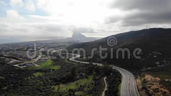 直布罗陀公路从无人驾驶飞机俯视汽车在西班牙的高速公路上行驶西班牙安达南部海岸视频的预览图
