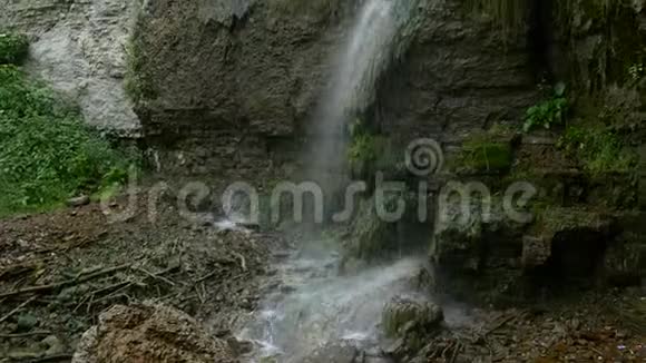 从一条又长又细的瀑布中倒出的一个镜头视频的预览图