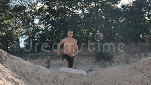 日落时分男人在海滩上跳前翻飞人跳跃特技视频的预览图
