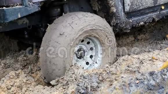 SUV4WD车卡在泥泞的越野中视频的预览图