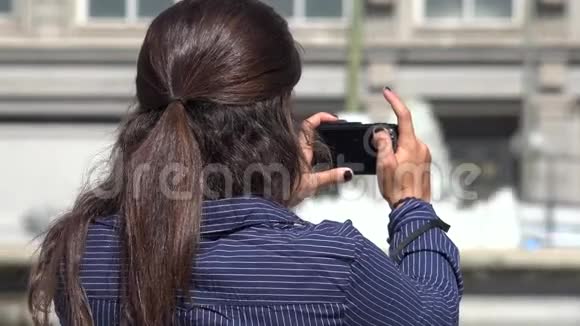 用照相机拍照的女人视频的预览图
