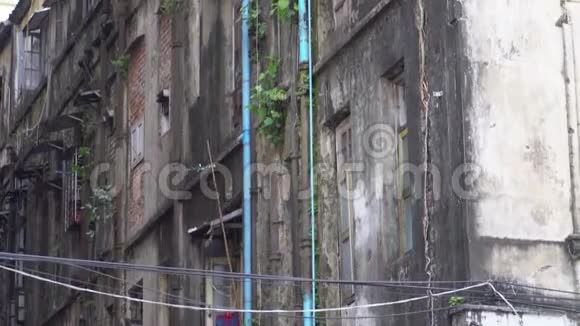 贫穷概念废弃的公寓楼贫民窟和贫民区视频的预览图