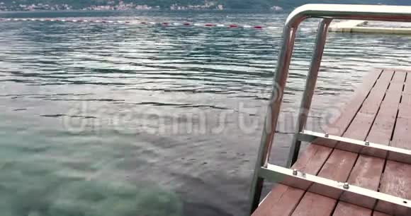 美丽宁静的夏日风景海木码头海梯一视频的预览图