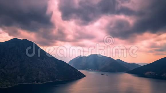 日落时分黑山山区的雨云移动视频的预览图