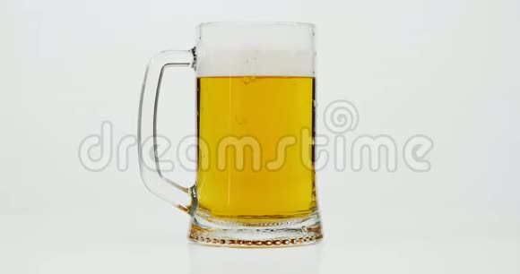 白色背景的全玻璃啤酒杯视频的预览图
