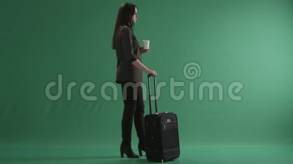 布鲁内特女士站在那里喝咖啡等待她的航班视频的预览图