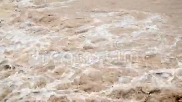 洪水后脏水的流动视频的预览图