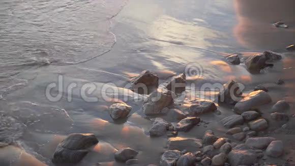 石和沙子在梅萨海滩视频的预览图
