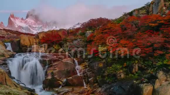 从日出的时候可以看到菲茨罗伊山和洛斯格利亚雷斯国家公园的瀑布巴塔哥尼亚的秋天视频的预览图