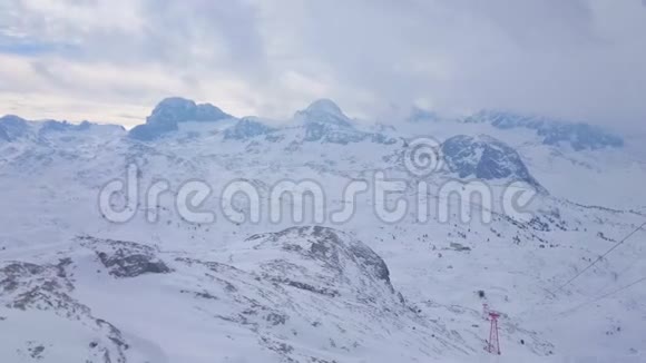 奥地利Salzkammergut奥贝特拉恩达赫斯坦阿尔卑斯山的云景视频的预览图