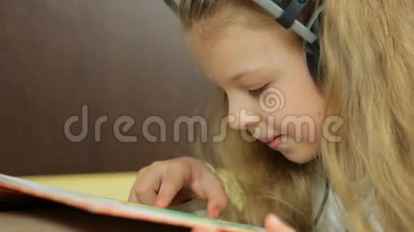 小女孩在看书视频的预览图