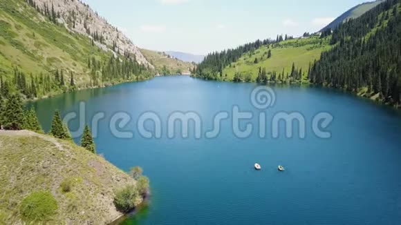 山湖中央的小船林中的山水山湖视频的预览图