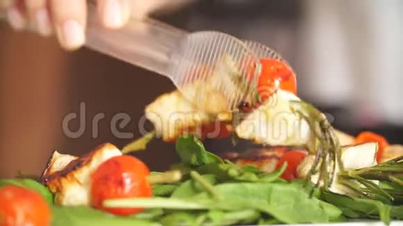 在厨房炉子上的白色砧板上放着番茄樱桃和绿色植物的鸡串视频的预览图