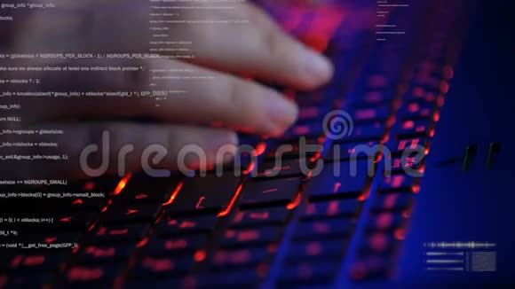 在笔记本电脑键盘上输入女性手的极端特写选择性聚焦视频的预览图