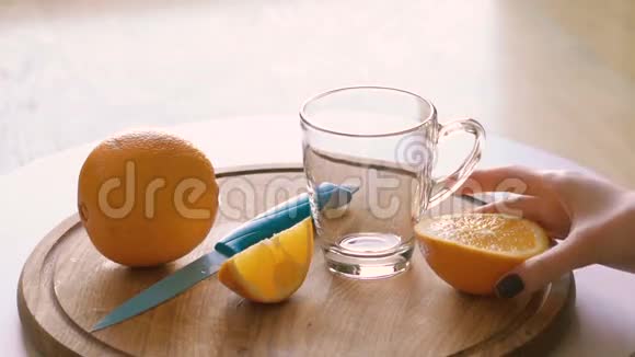 把橘子塞进杯子里的样子视频的预览图