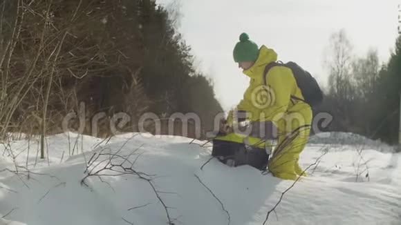 冬天森林里的生态学家在雪地里视频的预览图