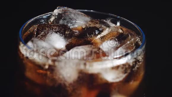 可乐和冰放在玻璃里气泡浮起来视频的预览图