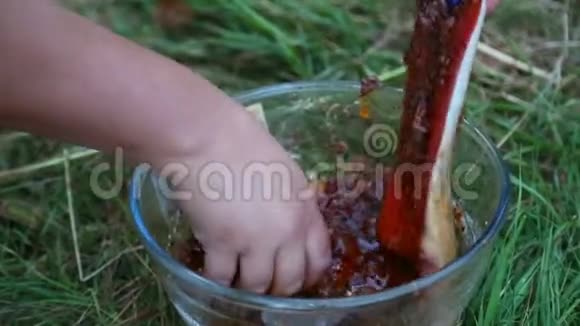 一个女人擦红鱼酱把它放在烧烤架上视频的预览图