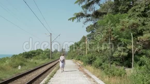 年轻女孩走在铁路上格鲁吉亚视频的预览图