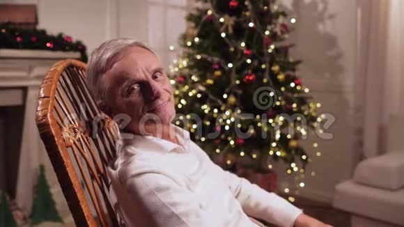 坐在摇椅上的老人很愉快视频的预览图