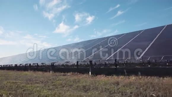 太阳能电池板和天空视频的预览图