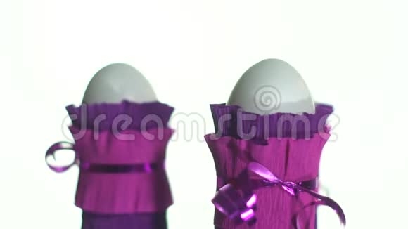 白色背景上紫色包装的白色鸡蛋视频的预览图