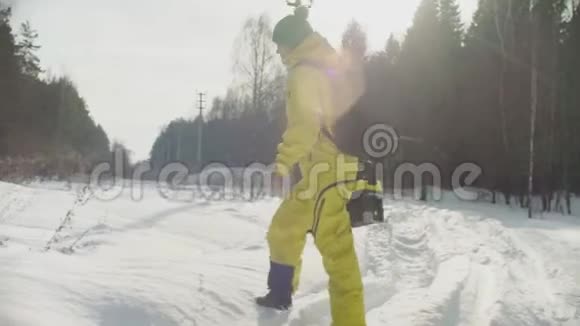 冬天森林里的生态学家在雪地里视频的预览图
