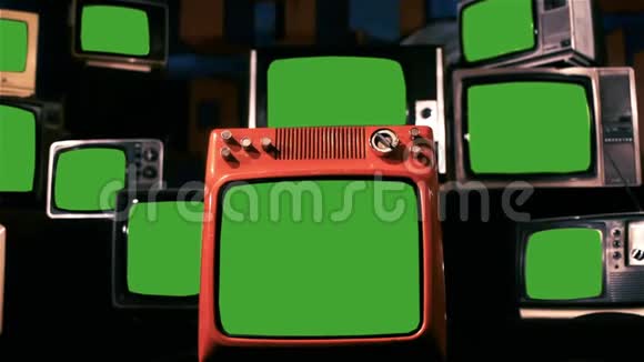 有绿色屏幕的80年代电视放大视频的预览图