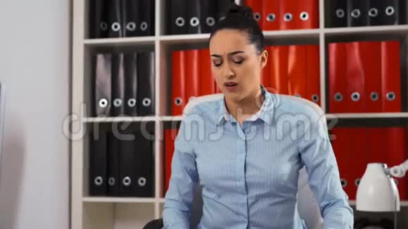 疲惫的年轻女商人办公室里有电脑的画像视频的预览图