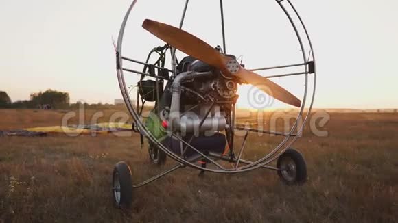 汽车滑翔伞站在机场在夕阳的阳光下摄像机沿着轨道移动视频的预览图