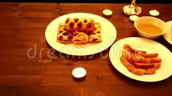 桌上放着油炸圈饼蛋糕蜂蜜和薯条视频的预览图